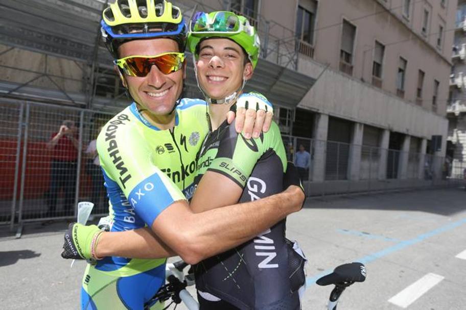Davide Formolo abbraccia Ivan Basso. Bettini